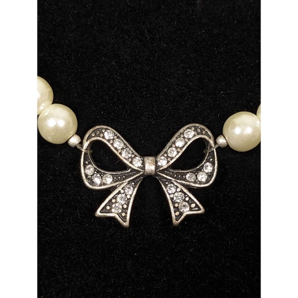 American Eagle AEO Faux Pearl Ribbon Bow Rhinestone Toggle Bracelet 7 inch - Picture 3 of 8